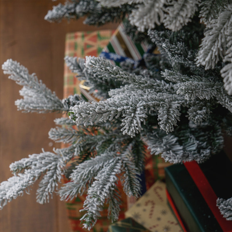 Arbre de Noël artificiel 7,5 pi avec 1218 branches réalistes, base en acier, ouverture automatique et feuilles enneigées pour une installation facile et une utilisation sécuritaire