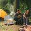 Plateau de table portatif au propane Gris. Pieds pliables pour la mobilité. Pour le camping, le pique-nique, la cour. Couvercle, thermomètre, plateau à graisse. Barbecue au gaz à 2 brûleurs L 21,75 po x l 18,25 po H 16,25 po. Avec pieds.