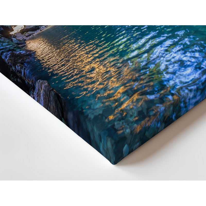 Toile, une scène de grotte sereine sereine avec une cascade d'eau que l'art mural se jette dans une piscine tranquille d'eau cristalline