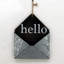Décoration murale enveloppe en métal et bois hello