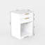 Table de chevet blanche avec 2 tiroirs et rangement ouvert, poignées dorées, design contemporain pour chambre à coucher avec tablette, look moderne