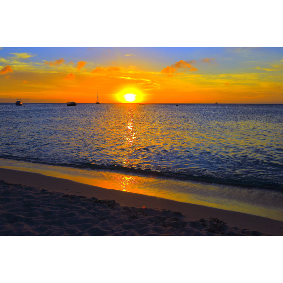 Das Paradies Aruba: Türkisfarbene Schiffe am Strand, dramatischer, farbenfroher Sonnenuntergang â€" Karibische Antillen