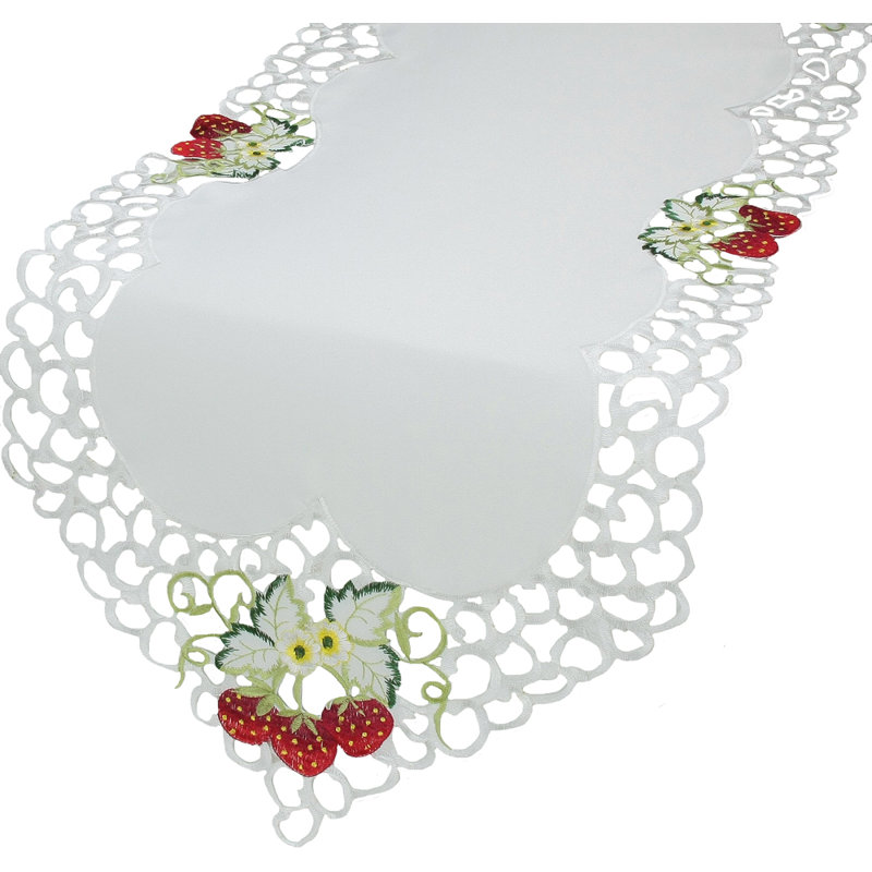 Chemin de table nappe brodéed Strawberry, L 72 po x l 15 po