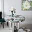 Table d'appoint ronde avec un élégant motif floral et une finition argentée en miroir