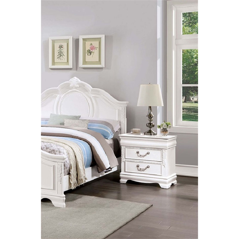 Table de chevet classique en bois massif avec poignées en nickel et tiroirs doublés de feutre, parfaite pour le rangement élégant de la chambre à coucher