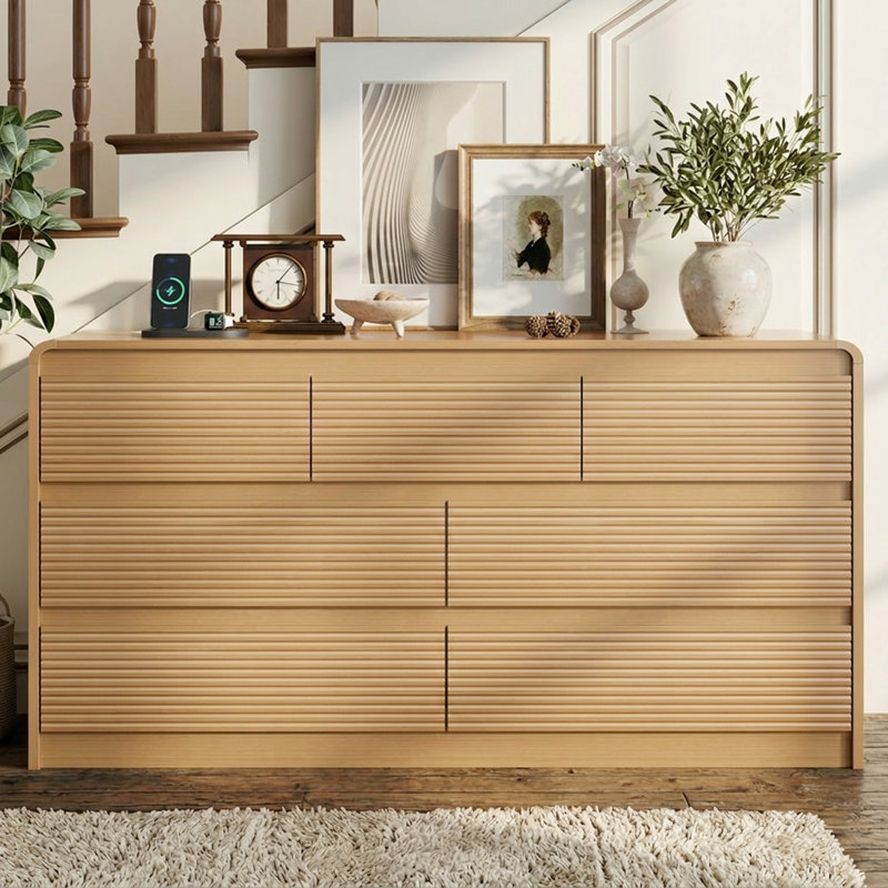 Commode 7 tiroirs pour la chambre à coucher, commode cannelée avec station de charge intégrée, commode large en chêne naturel, organisateur de rangement à bord arrondi pour le salon de la chambre à coucher