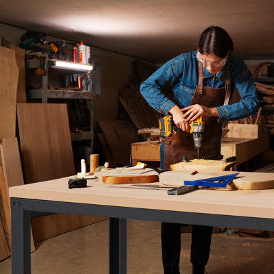 Établi réglable 60 po, banc de travail en bois robuste, capacité de charge de 2 000 lb, table de travail avec prise de courant pour garage, atelier, bureau, maison