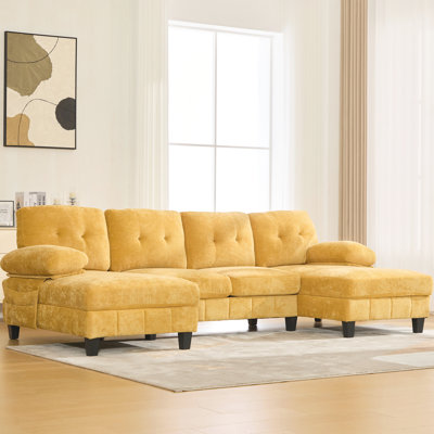 Spacieux salon en forme de U au centre de l'attention avec deux chaises longues, des poches de rangement et un rangement modulaire jaune sur deux côtés, pour les médias