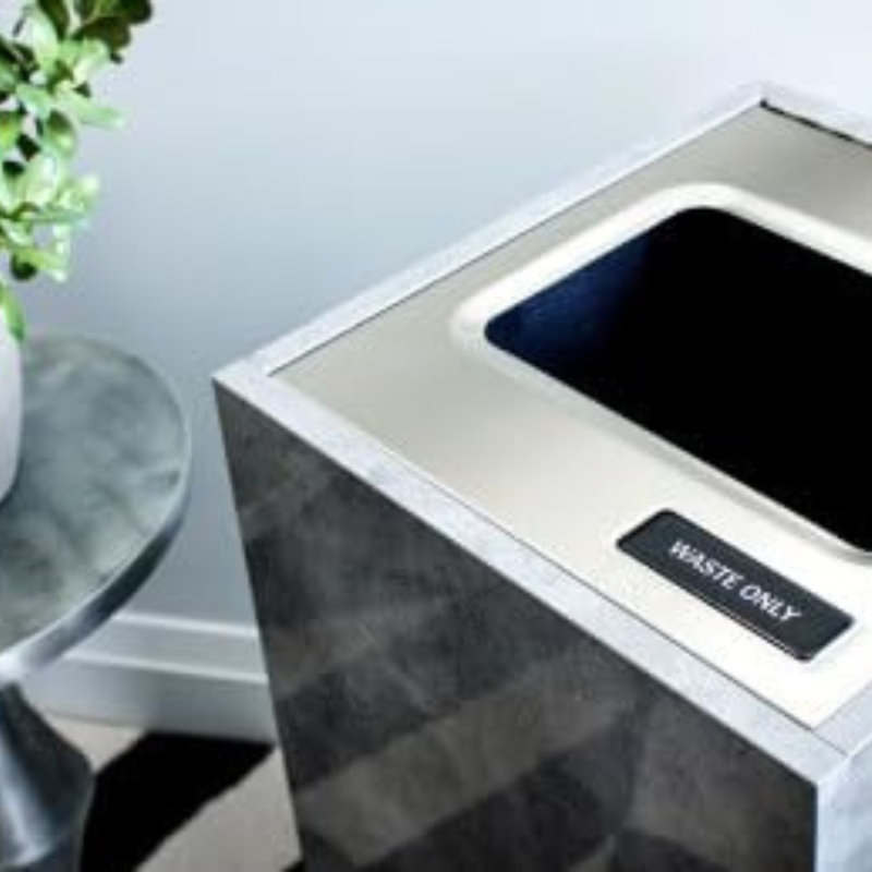 Poubelle de recyclage et poubelle Sturdy Essentials Stratus Series de style moderne avec finition blanche glacier, Glacier