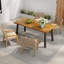 Ensemble repas d'extérieur - table Della en bois d'acacia de qualité supérieure et chaises en osier avec coussin crème pour une expérience culinaire confortable, convient aux grands rassemblements (1 table + 4 chaises)