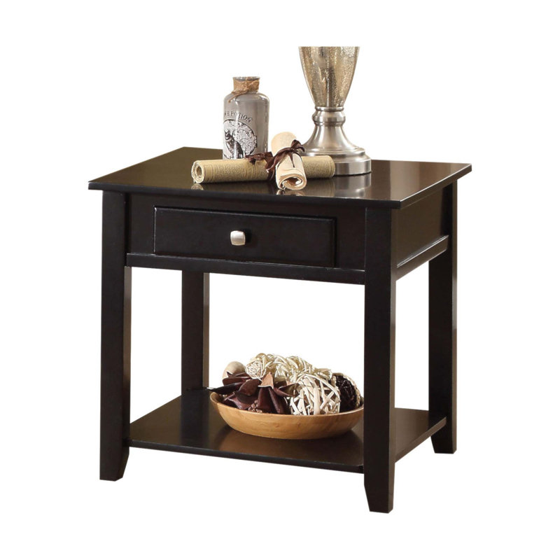 Table de bout en bois rustique avec tablette inférieure pour un rangement spacieux et une présentation élégante, parfaite pour les salons et les chambres à coucher.