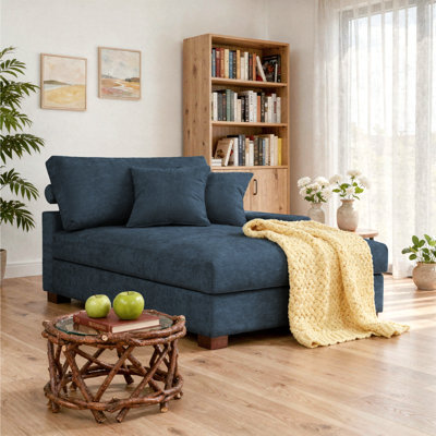 Chaise longue surdimensionnée en chenille bleue avec accoudoirs et coussins décoratifs