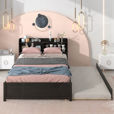 Lit double avec tête de lit gigogne et bibliothèque, conception peu encombrante pour les petites chambres, style minimaliste moderne