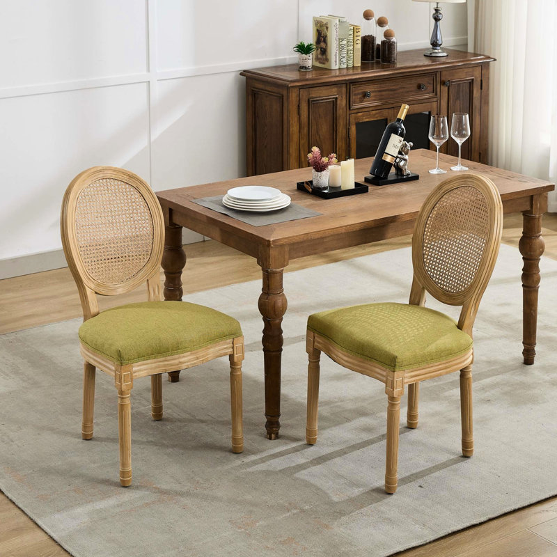 De 2 chaises de salle à manger à structure olive en bois d'hévéa massif de style français avec peinture à dossier olive et coussins peints pour une pièce charmante