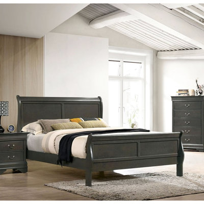 Lit simple gris avec lit en bois massif dans la chambre principale contemporaine
