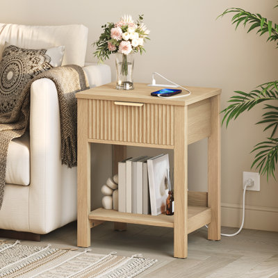Table de chevet cannelée l 21,6 po avec station de charge et tiroir, table de chevet en bois avec 2 prises de courant, 1 port USB et 1 port Type-C, table de bout avec tablette ouverte, pour chambre à coucher, salon