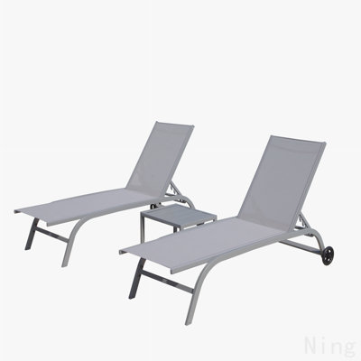 Ensemble de 3 chaises longues pour l'extérieur, chaises longues pour l'extérieur avec roulettes, chaises longues pour l'extérieur à 5 positions réglables, chaises longues pour piscine, patio (plage, gris, 2 chaises longues et 1 table)