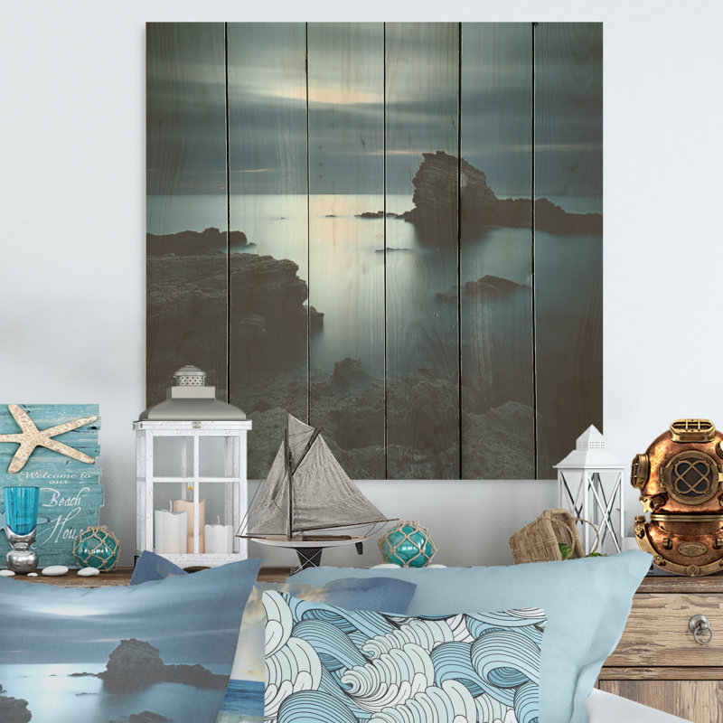 «Black and Blue Rocky Beach Horizon» - art mural bois océan côtier sur bois de pin naturel, H 15 po x l 15 po
