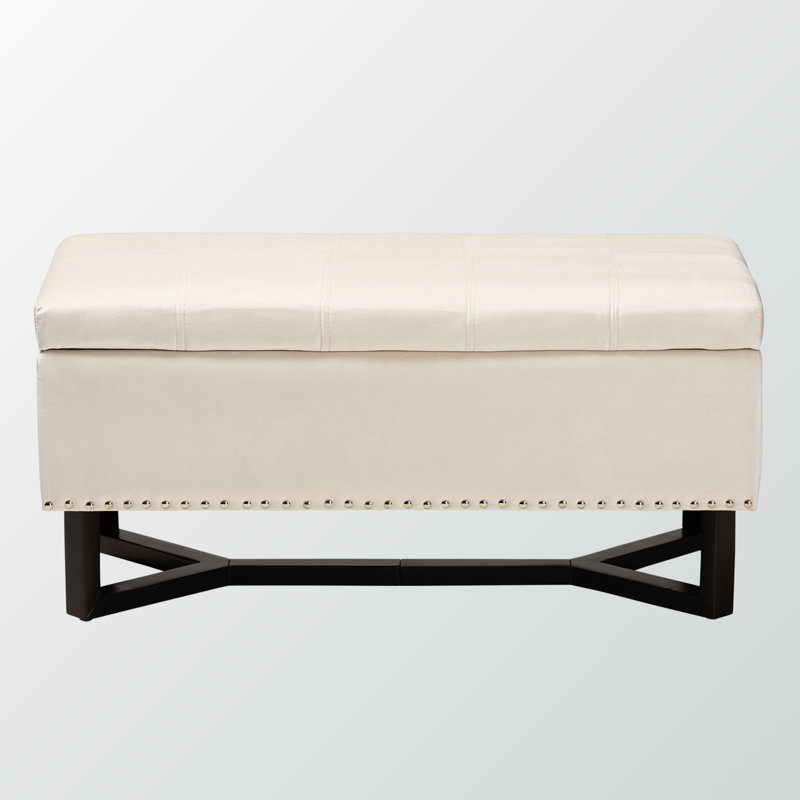 Le repose-pieds en velours comporte une base en bois au fini brun foncé, H 16,9 po x l 34,9 po x P 17,5 po, Velours beige