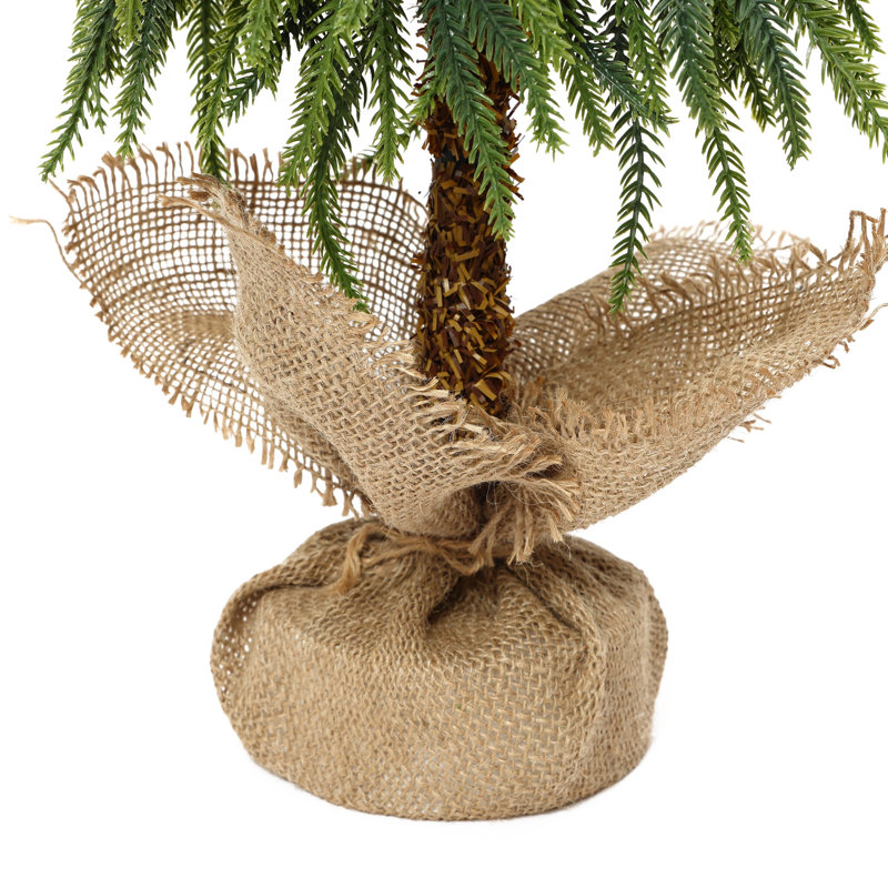 Sapins de Noël fantaisie en 3 parties, à cime incurvée, ornés de décorations dorées, de motifs en pain d'épice et de bases en toile de jute