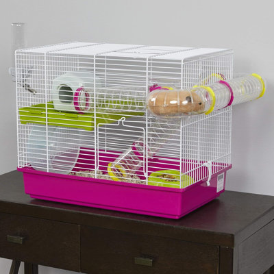 Cette cage à hamster compacte est de bonne taille et est livrée avec tous les accessoires. Il offre un espace raisonnable et convient aux activités quotidiennes des hamsters.