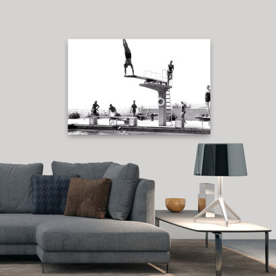 Années 1930, 1935, homme faisant le poirier sur la planche de plongée, piscine, Opelbad, dans la colline de Neroberg, surplombant Wiesbaden, Allemagne, portrait contemporain, art mural