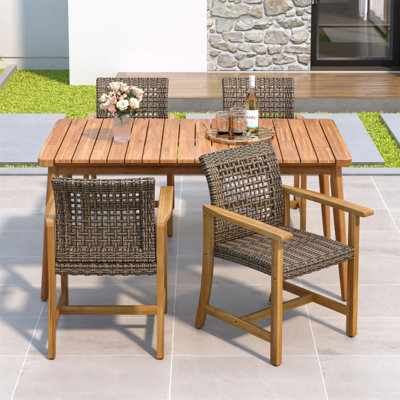 Ensemble de salle à manger 5 pièces pour patio, table à lattes de 63 po et 4 chaises en bois d'acacia et en rotin de polyéthylène pour patio