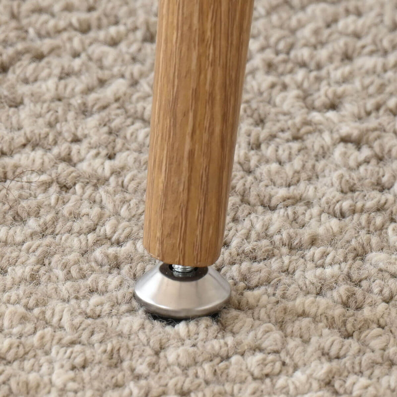 Chaise rembourrée avec pieds en métal, 	Pieds en chêne beige