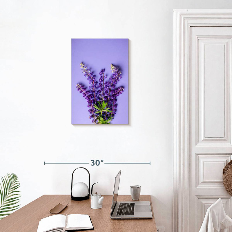 Lupin sur lilas, H 24 po x l 16 po