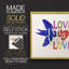 «Love Loudly», reproduction encadrée A-1387189421