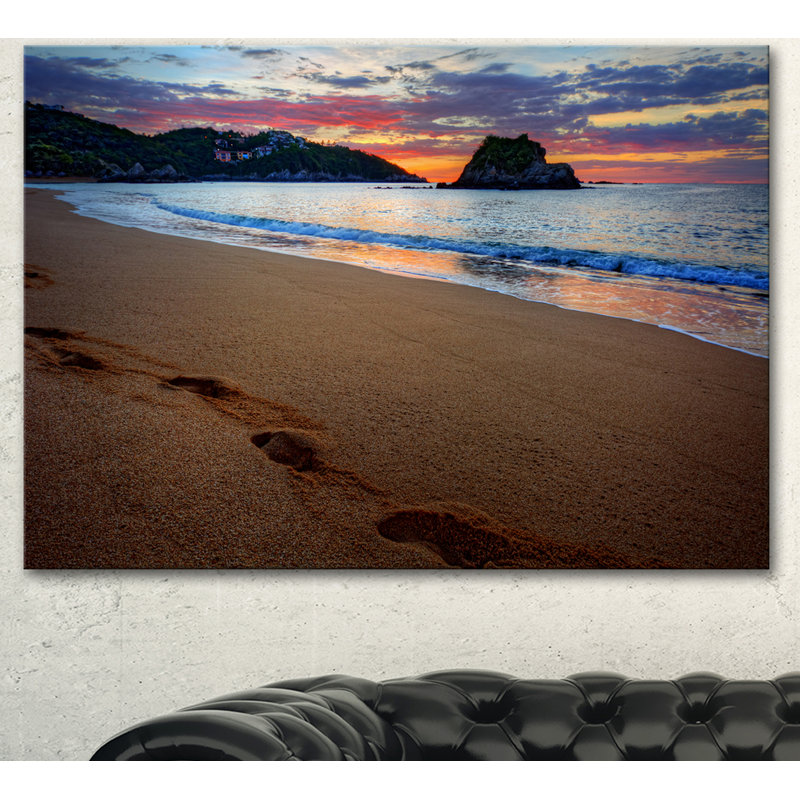 «Trodden Sand on Ocean Beach», reproduction de photo sur toile tendue, H 30 po x l 40 po