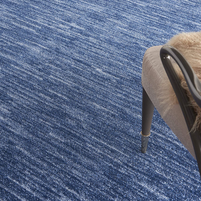 Tapis uni bleu marine en polypropylène tissé à la machine 8 pi x 10 pi