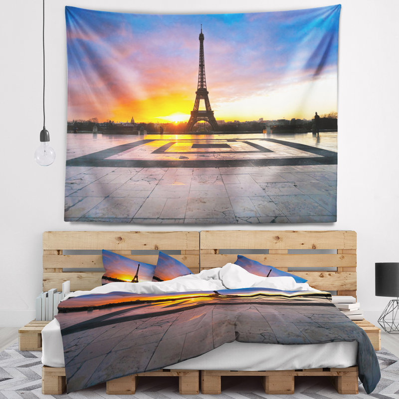 Tapisserie de Paris, Tour Eiffel, au lever du soleil, H 50 po x l 60 po