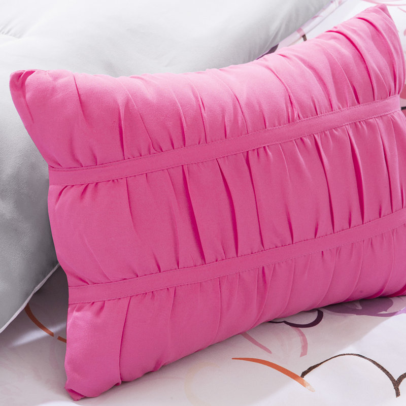 Très grand / très grand lit avec édredon floral rose et avantages pour les coussins décoratifs, Rose