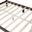 Cadre de lit plateforme en bois, lit plateforme de style rétro-121066403