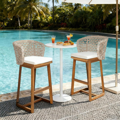 Tabourets de bar d'extérieur en bois d'acacia, chaises à hauteur de bar en teck avec coussin beige et dossier en osier brun clair, tabourets à hauteur de comptoir pour patio, bord de piscine, îlot de cuisine
