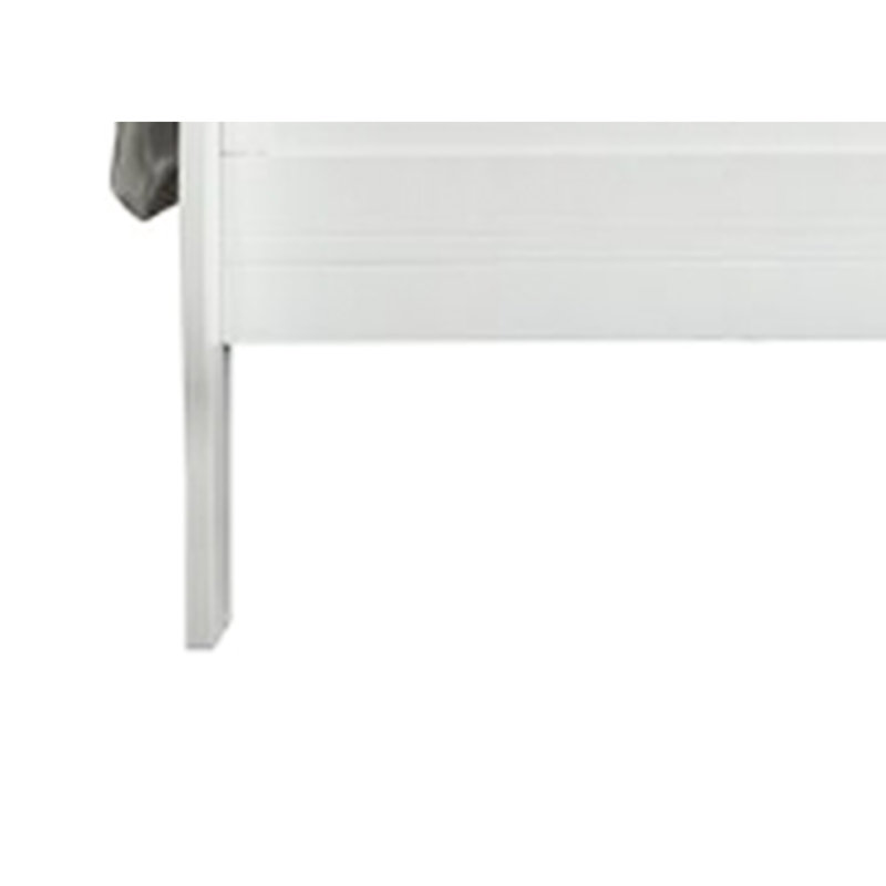 Splendide lit simple blanc en bois massif conçu pour une magnifique chambre à coucher
