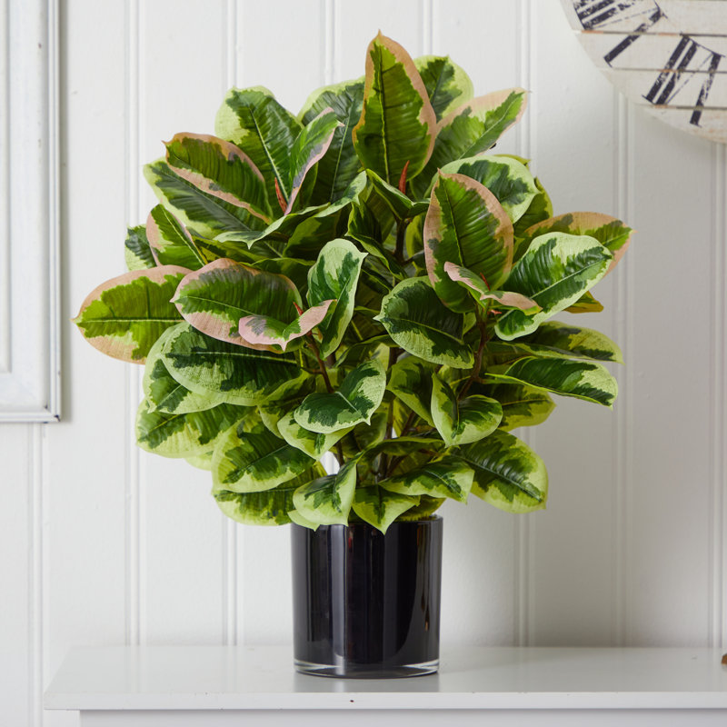 Plante de feuillage artificiel dans un pot de fleurs