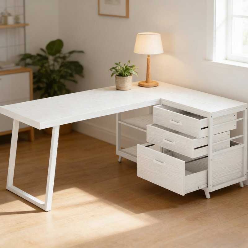 Bureau multifonctionnel blanc en forme de L pour optimiser l'espace. Il comprend 2 petits tiroirs, 1 grand tiroir, des tablettes ouvertes, un plateau en panneaux de particules et des pattes réglables. Parfait pour un bureau à domicile ou un espace de travail.