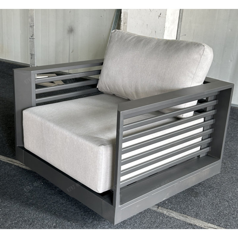 Chaise longue de patio avec coussins