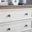 Commode à 5 tiroirs beige avec rangement pratique et élégant pour éviter les collisions