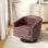 Petit fauteuil pivotant rembourré en similicuir capitonné rouge et brun avec garniture cloutée