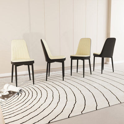 Un ensemble de 4 chaises de salle à manger, de style moderne, fabriquées en similicuir de haute qualité avec des coussins moelleux épais, des pieds de cuisine en métal noir et des chaises de salle à manger (beige et gris)