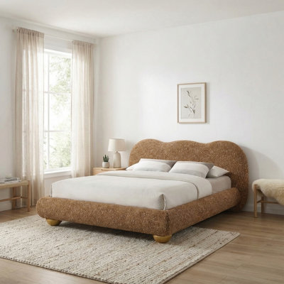 Tête de lit capitonnée en terracotta, style « dos de chameau », pour lit queen size, pieds en bois ronds.