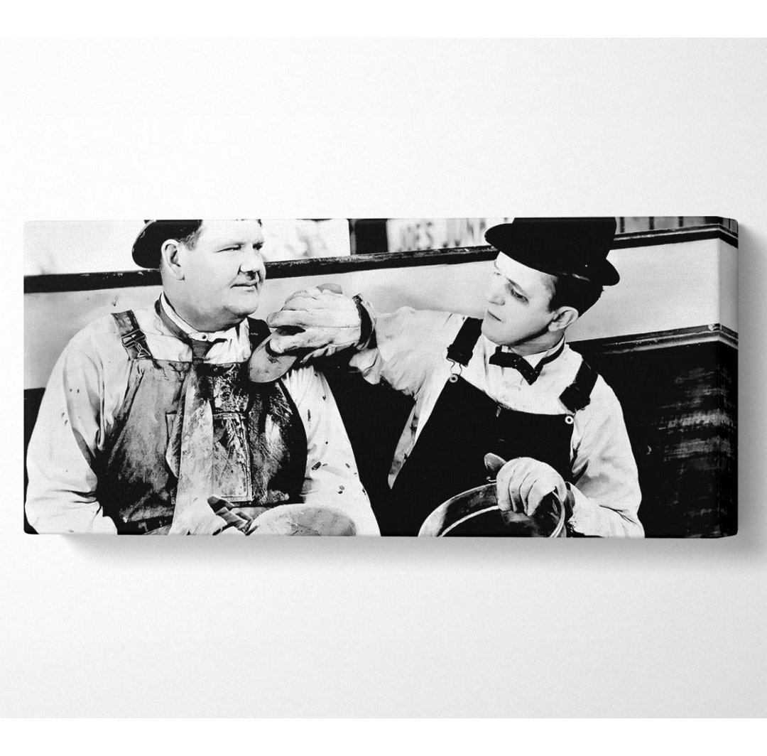 Laurel N Hardy in das Loch geschleppt - Kunstdrucke auf Leinwand