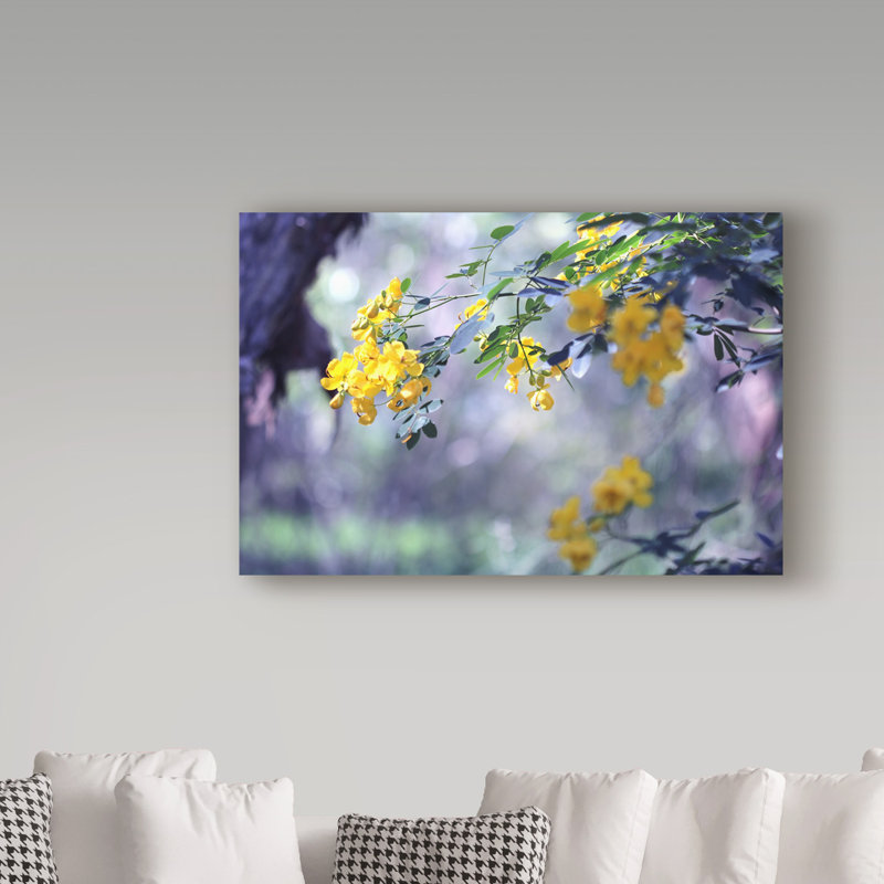 «Yellow in Her Garden Hanging» par Yareny, reproduction de photo sur toile tendue, H 22 po x l 32 po x P 2 po