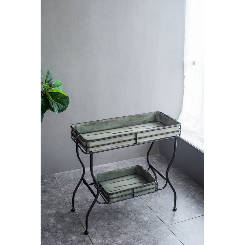 Une table en fer galvanisé de 32 po x 15 po x 31 po pour les boîtes de terrasse et la fonctionnalité de patio dans le style, deux plateaux avec poignées, 18,3 lb, assemblage nécessaire comme décor décoratif différent, plateaux manipulés,