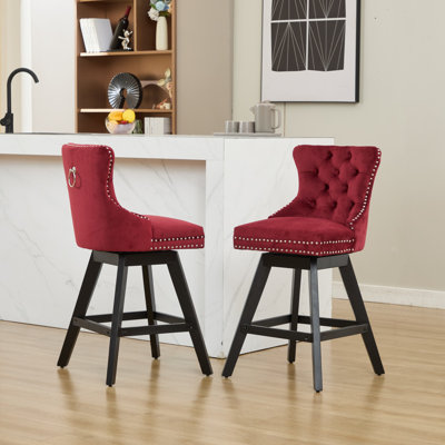 Ensemble de 2 tabourets de bar pivotants en velours rouge vin avec capitonnage à boutons, garniture cloutée chromée et pieds en bois d'hévéa massif, chaises de bar rembourrées de loisirs pour bar à la maison, îlot de cuisine et comptoir