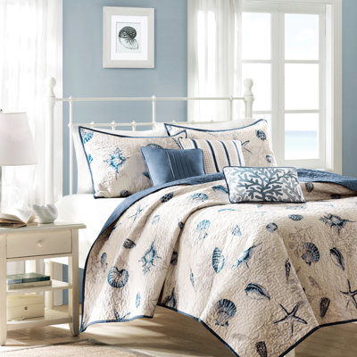 Courtepointe réversible en microfibre, très grand, bleu avec coquillage et coussins décoratifs plissés très grand corail