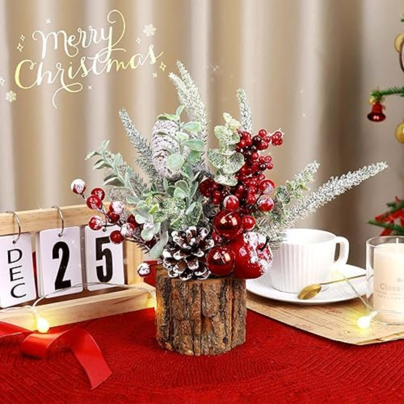 Petit sapin de Noël artificiel de table avec mini décorations d'arbre de Noël avec des ornements de Noël et des pommes de pin rouges pour la maison